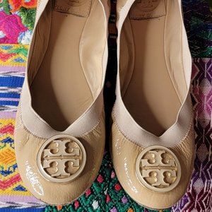 Tory Burch Caroline Patent Leather Ballet Logo Medallion Flat 7.5M Nude Beige